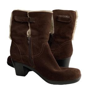 CLARKS brown ankle boots with faux fur. Size 9